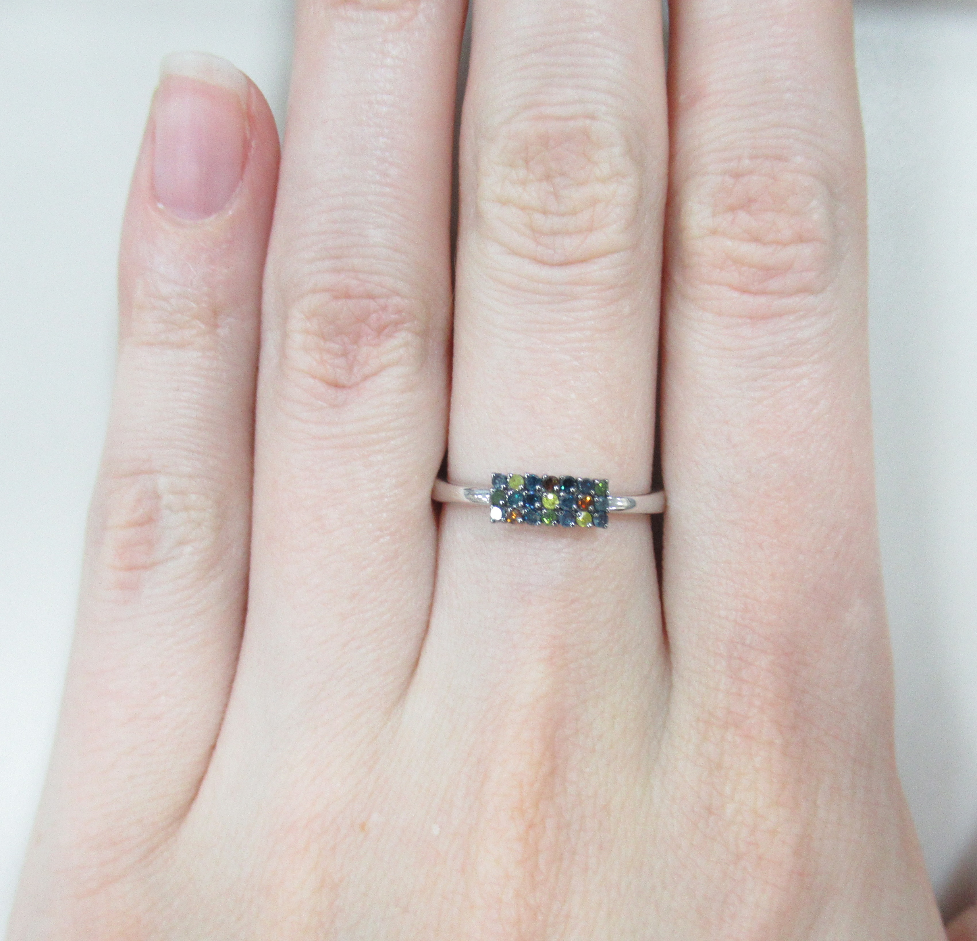 Серебряное кольцо с цветными бриллиантами